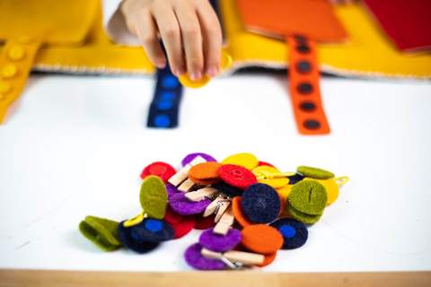 Bottoni colorati del gioco in feltro lana Acchiappa il colore di SerEmiLe realizzato a mano di Paola Bongio
