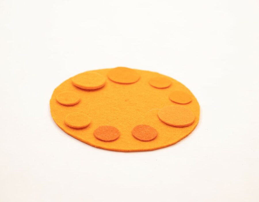 Bollone e bollini in arancione del gioco in feltro lana 100Colori