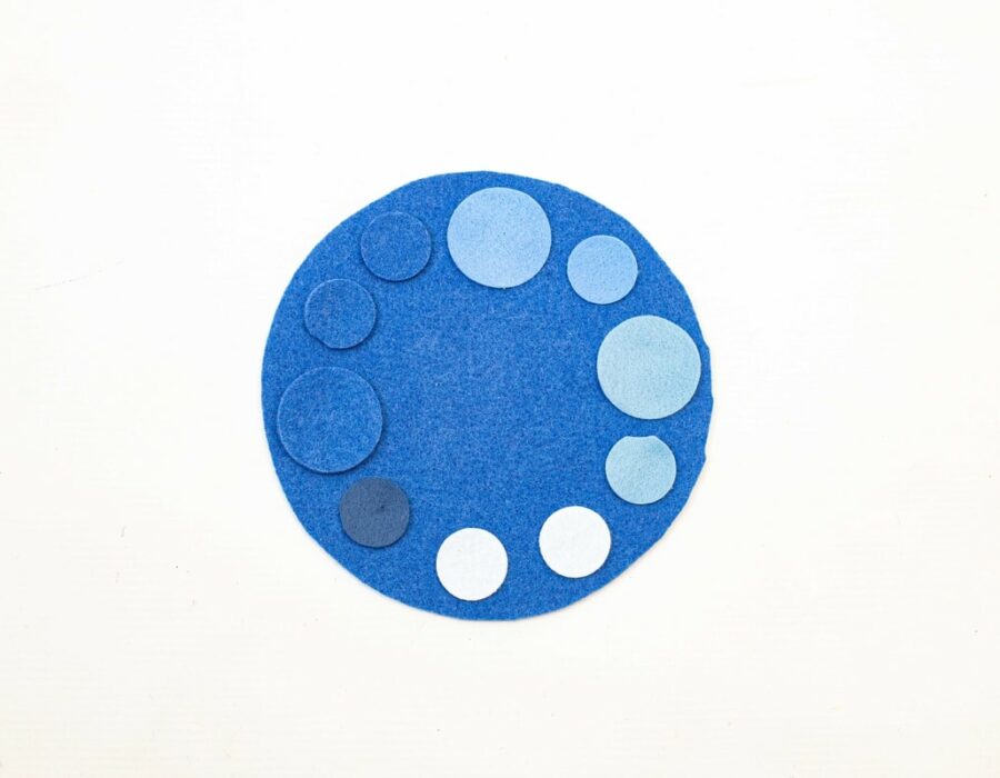 Bollone e bollini in blu, azzurro e bianco del gioco in feltro lana 100Colori
