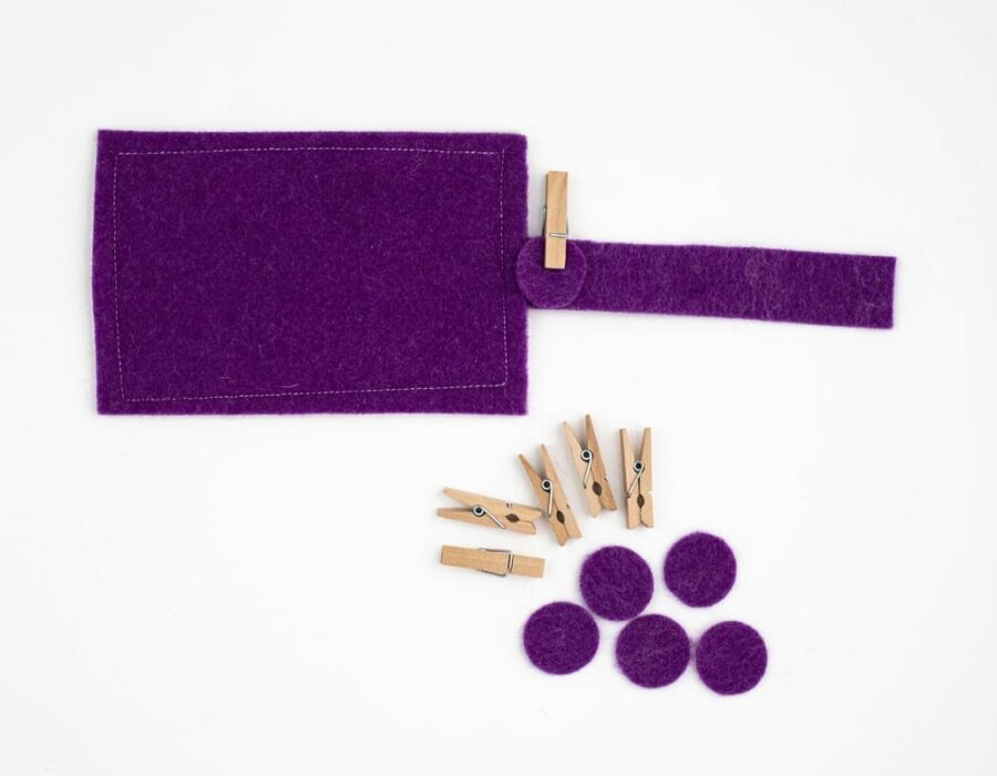 Tavoletta viola con piccoli cerchi in feltro viola del gioco Acchiappa il colore