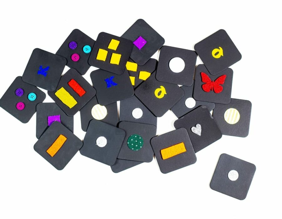 Tessere nere quadrate del gioco handmade Memory