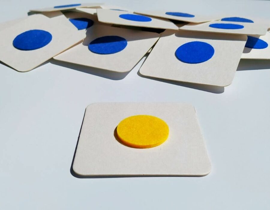 Tessere bianche quadrate del gioco Memory con diverse forme in feltro lana