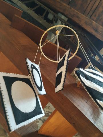 Tessere bianche e nere della giostrina storie di libri appesi in feltro lana